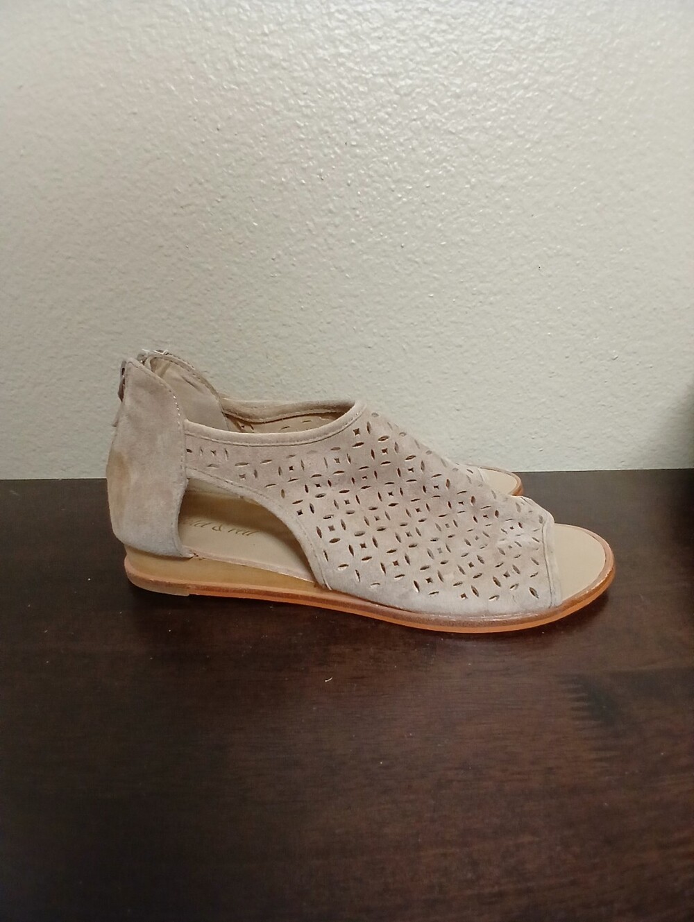 🖤VIOLET & RED Open-Toe Laser-Cut Sandals in Taupe